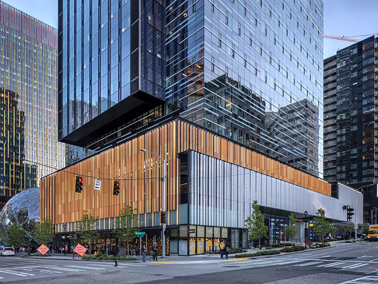 Les voir de loin : Les brise-soleil en verre du nouvel édifice d’Amazon à Seattle