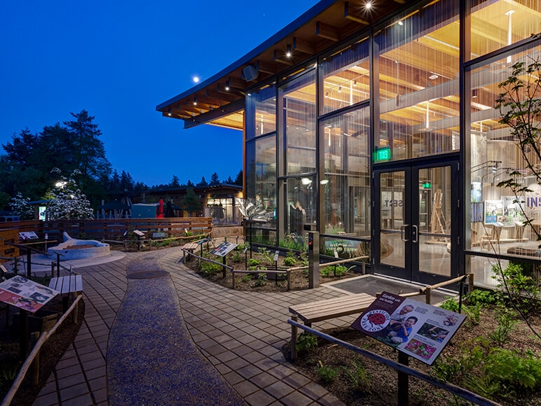 Un regard approfondi : Le nouveau centre d’éducation au zoo de l’Oregon par Opsis Architecture